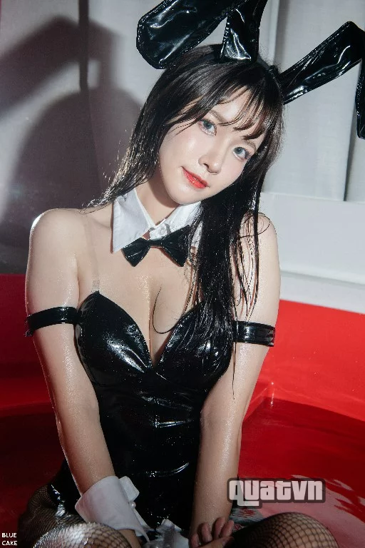 Ahrin-White-Black-Bunny-BlueCake-117.webp