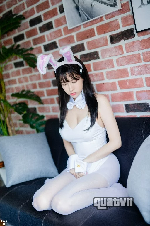 Ahrin-White-Black-Bunny-BlueCake-3.webp