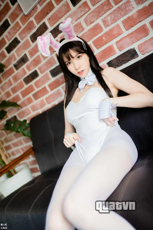 Ahrin-White-Black-Bunny-BlueCake-35.webp