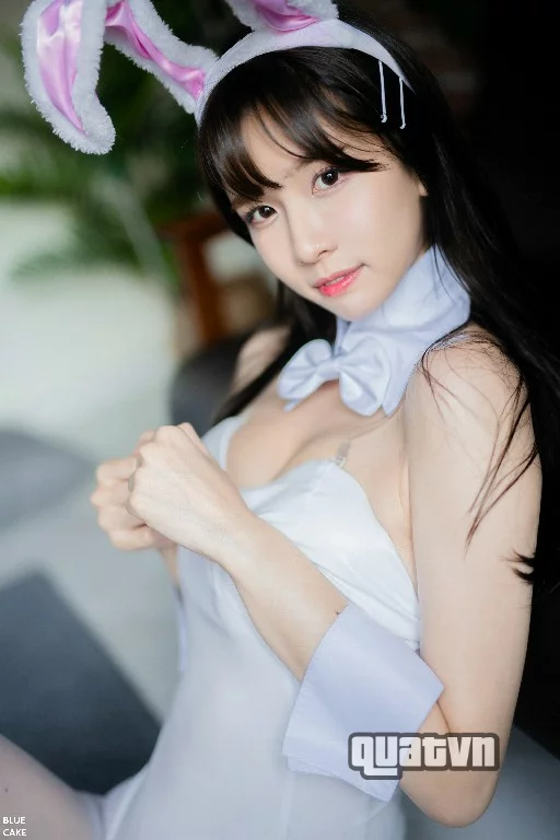 Ahrin-White-Black-Bunny-BlueCake-37.webp