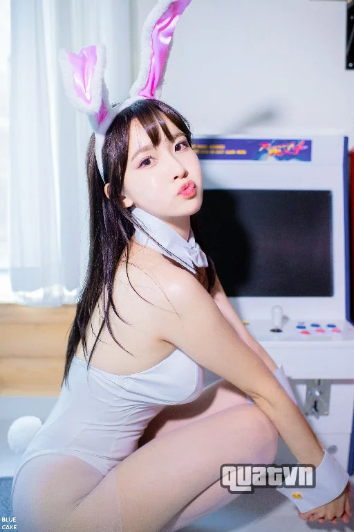 Ahrin-White-Black-Bunny-BlueCake-44.webp