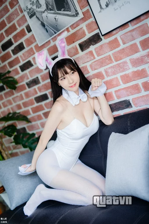 Ahrin-White-Black-Bunny-BlueCake-5.webp