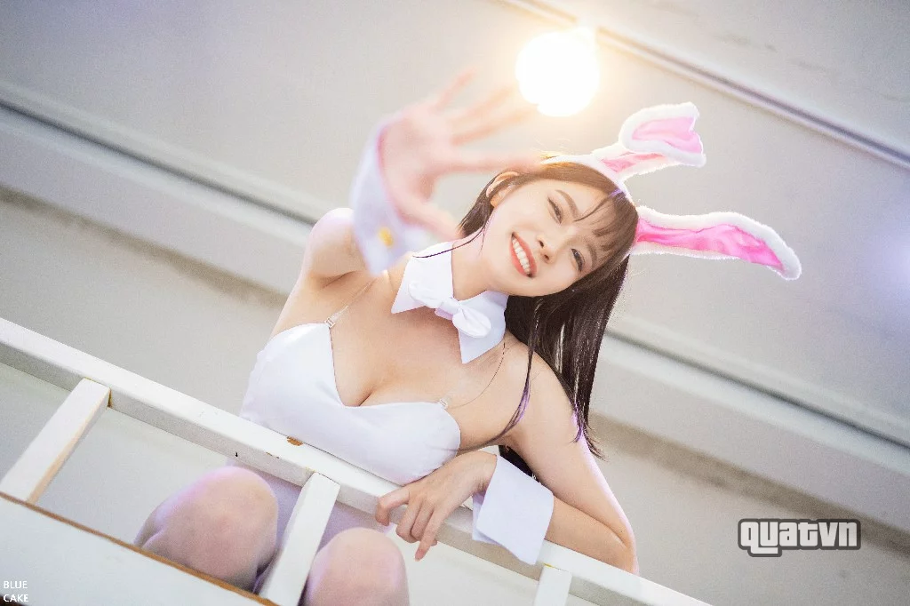 Ahrin-White-Black-Bunny-BlueCake-53.webp