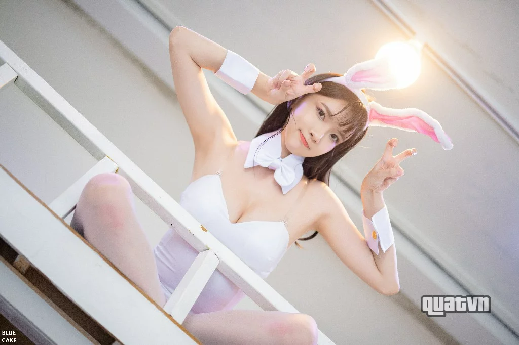 Ahrin-White-Black-Bunny-BlueCake-54.webp