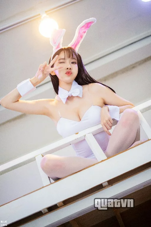 Ahrin-White-Black-Bunny-BlueCake-55.webp