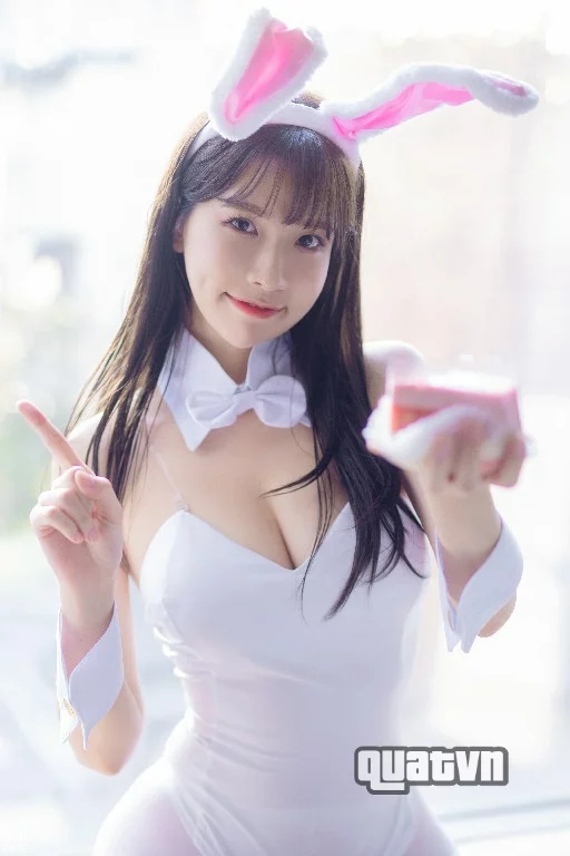 Ahrin-White-Black-Bunny-BlueCake-58.webp