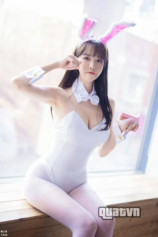 Ahrin-White-Black-Bunny-BlueCake-59.webp