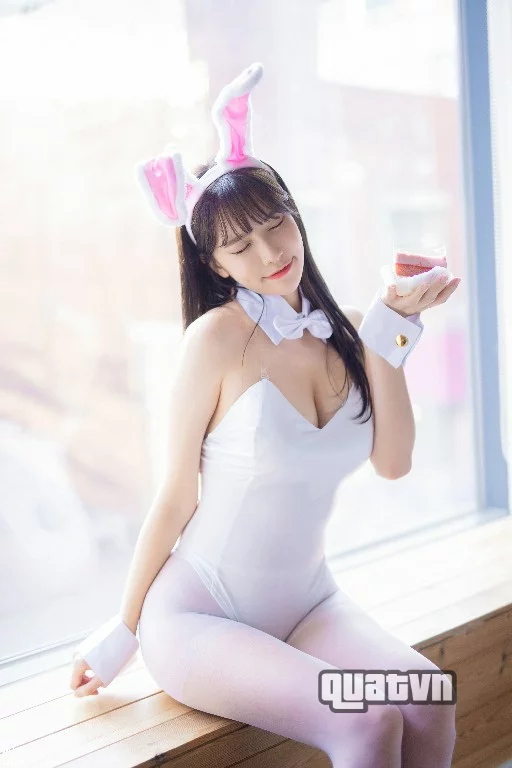 Ahrin-White-Black-Bunny-BlueCake-60.webp