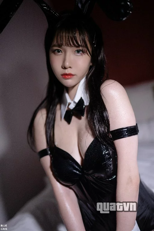Ahrin-White-Black-Bunny-BlueCake-86.webp